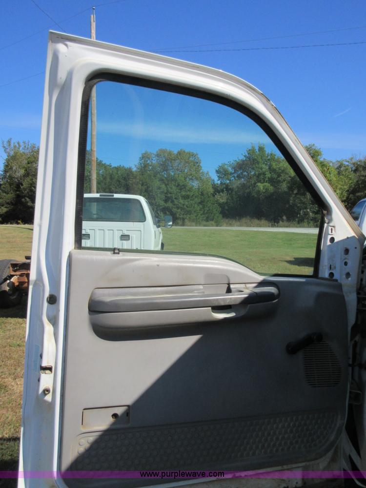 image for item I1938 1999 Ford F350 Super Duty pickup truck cab and chassis