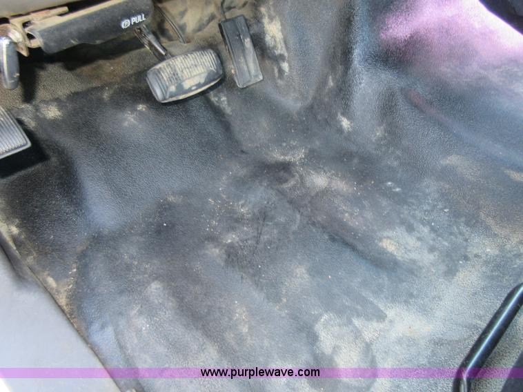 image for item I1939 1999 Ford F450 Super Duty flatbed truck