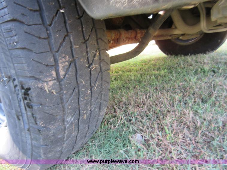 image for item I1940 1999 Ford F350 Super Duty flatbed pickup truck