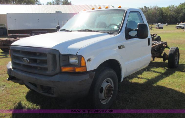 image for item I1942 2001 Ford F350 Super Duty pickup truck cab and chassis