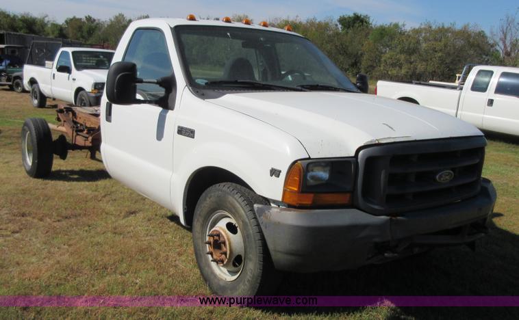 image for item I1942 2001 Ford F350 Super Duty pickup truck cab and chassis