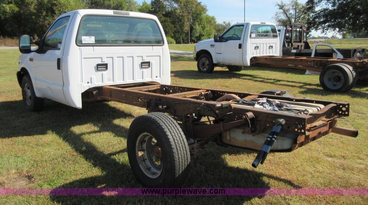image for item I1942 2001 Ford F350 Super Duty pickup truck cab and chassis