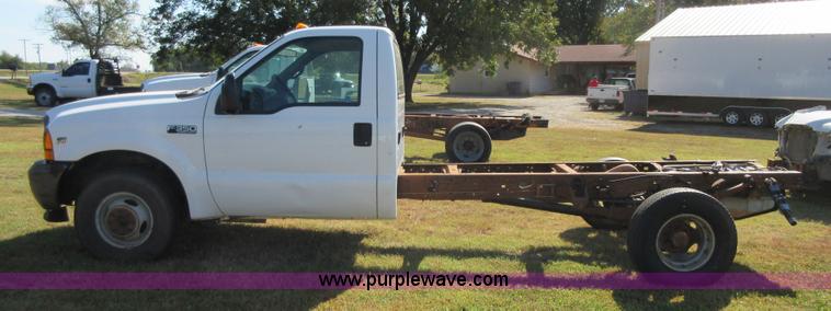 image for item I1942 2001 Ford F350 Super Duty pickup truck cab and chassis