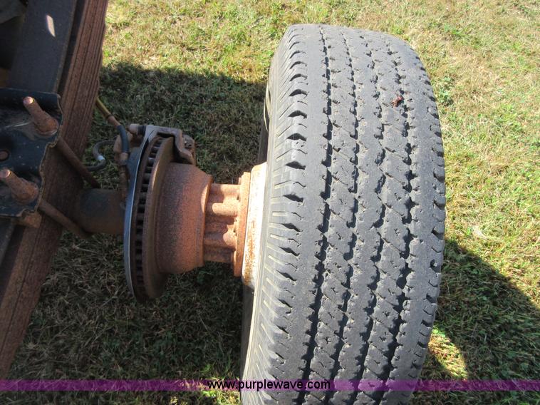 image for item I1942 2001 Ford F350 Super Duty pickup truck cab and chassis