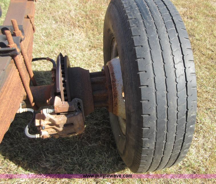 image for item I1942 2001 Ford F350 Super Duty pickup truck cab and chassis