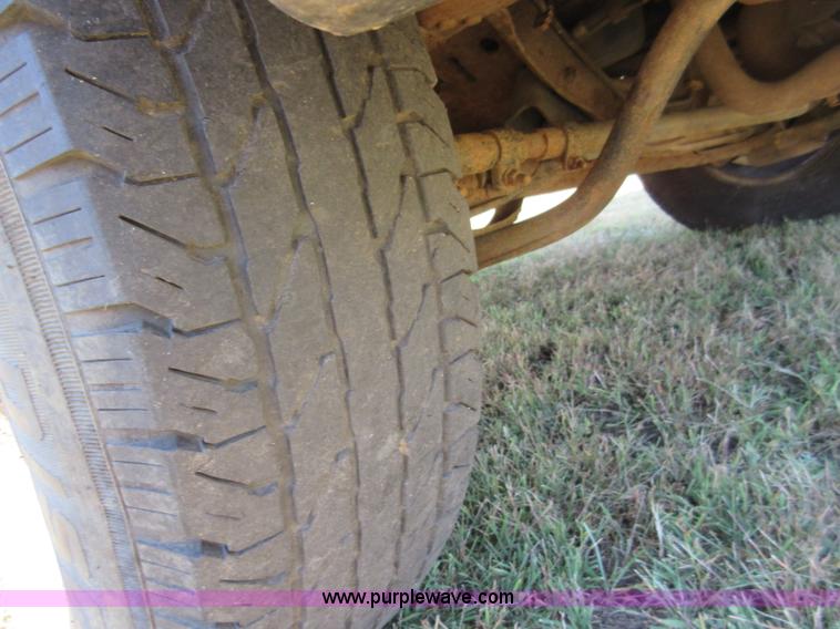 image for item I1942 2001 Ford F350 Super Duty pickup truck cab and chassis