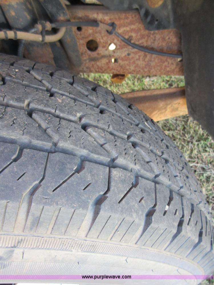 image for item I1942 2001 Ford F350 Super Duty pickup truck cab and chassis