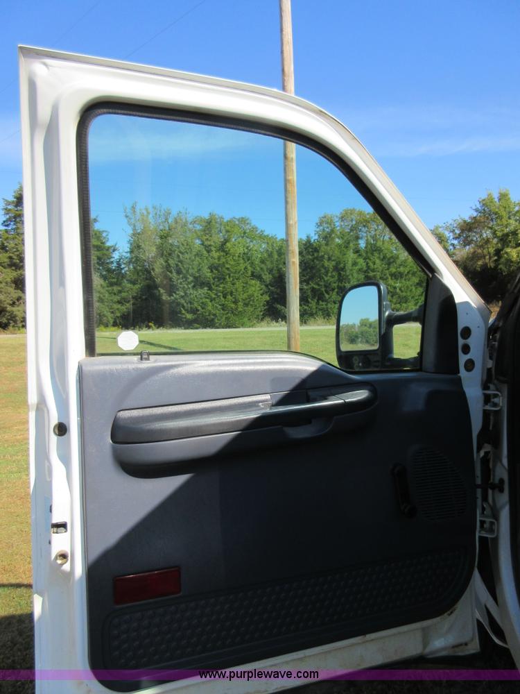 image for item I1942 2001 Ford F350 Super Duty pickup truck cab and chassis