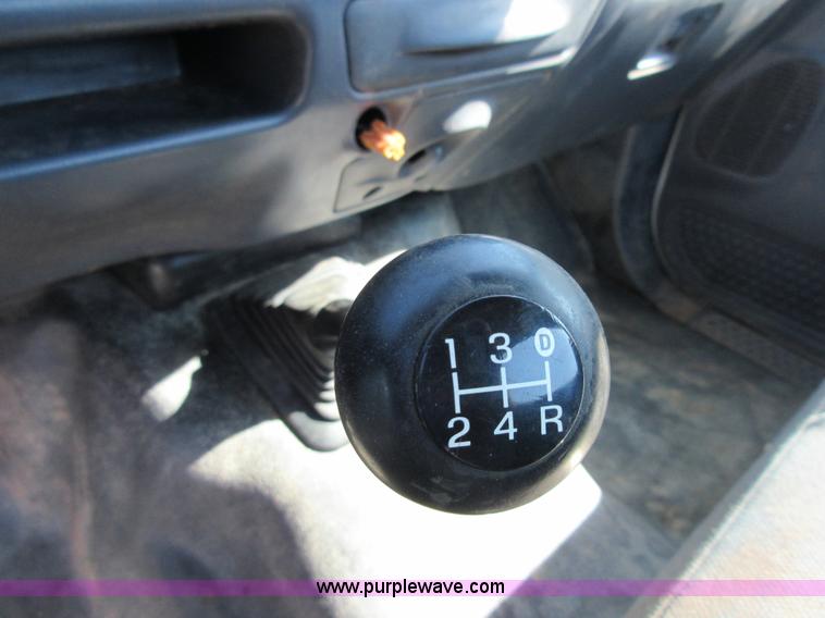 image for item I1942 2001 Ford F350 Super Duty pickup truck cab and chassis