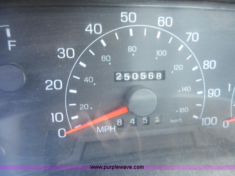 image for item I1942 2001 Ford F350 Super Duty pickup truck cab and chassis