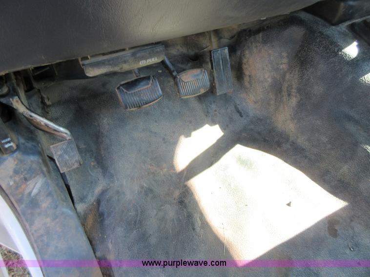 image for item I1942 2001 Ford F350 Super Duty pickup truck cab and chassis