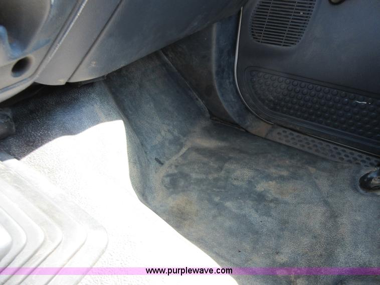 image for item I1942 2001 Ford F350 Super Duty pickup truck cab and chassis