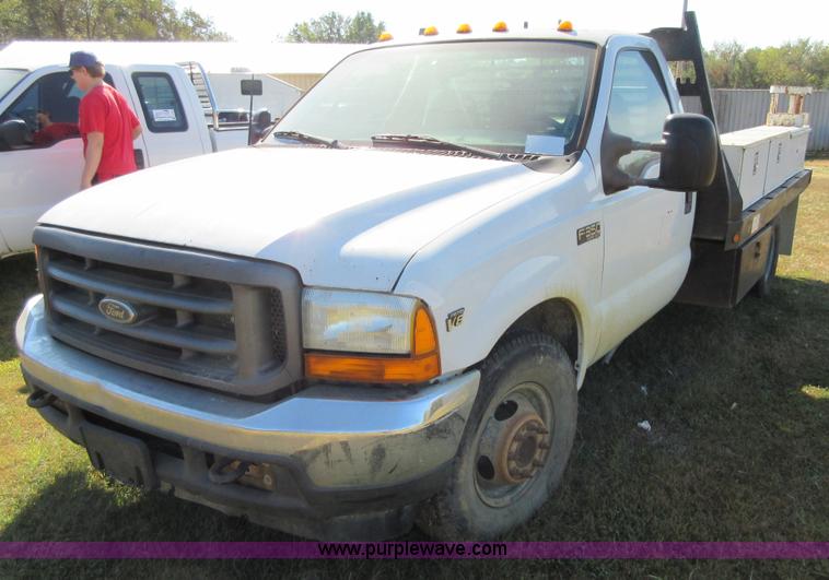 image for item I1944 2001 Ford F350 Super Duty flatbed pickup truck