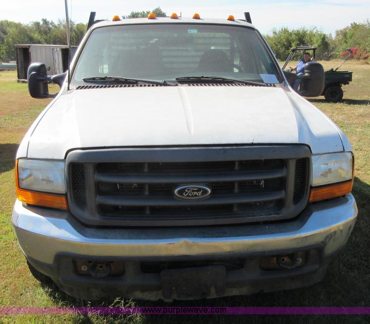 image for item I1944 2001 Ford F350 Super Duty flatbed pickup truck