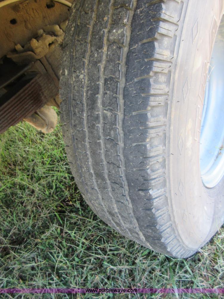 image for item I1944 2001 Ford F350 Super Duty flatbed pickup truck