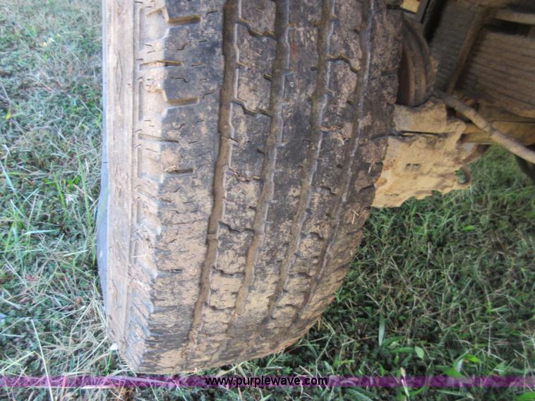 image for item I1944 2001 Ford F350 Super Duty flatbed pickup truck