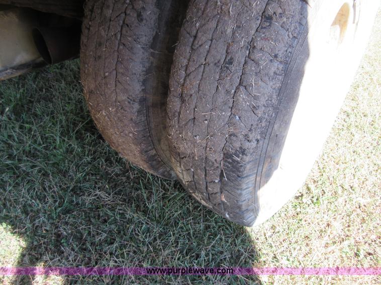 image for item I1944 2001 Ford F350 Super Duty flatbed pickup truck