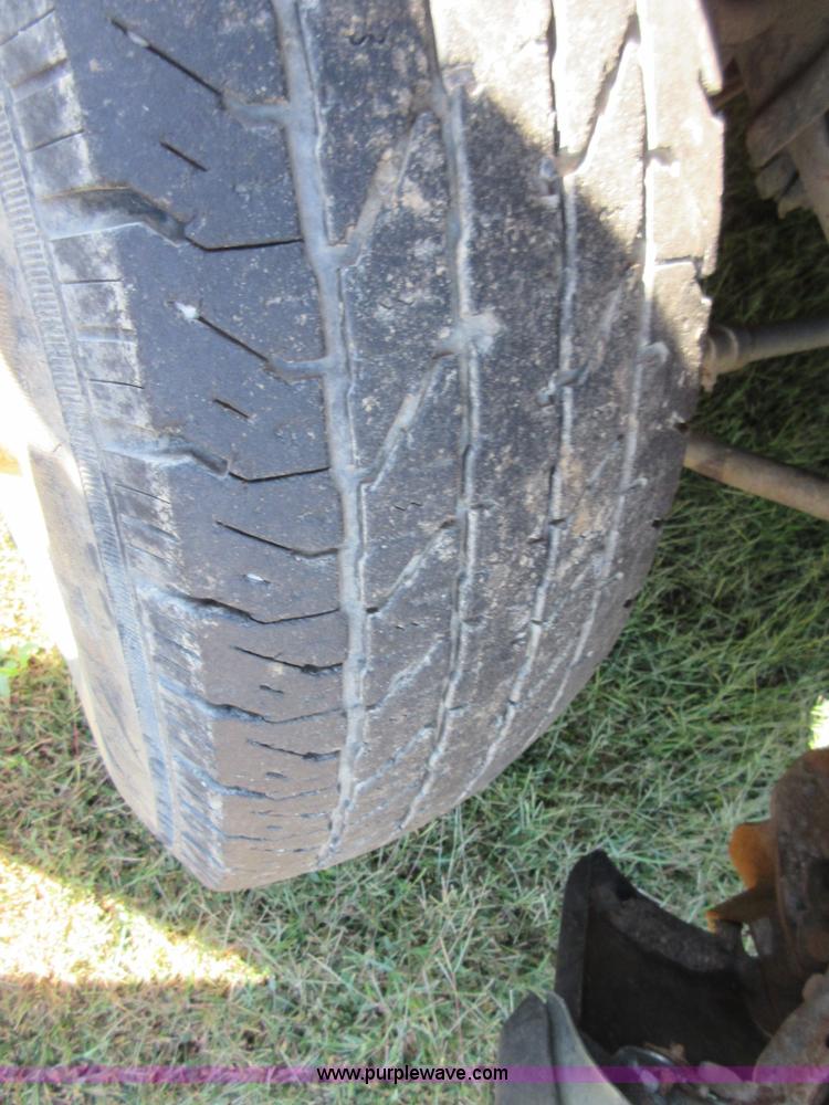 image for item I1944 2001 Ford F350 Super Duty flatbed pickup truck