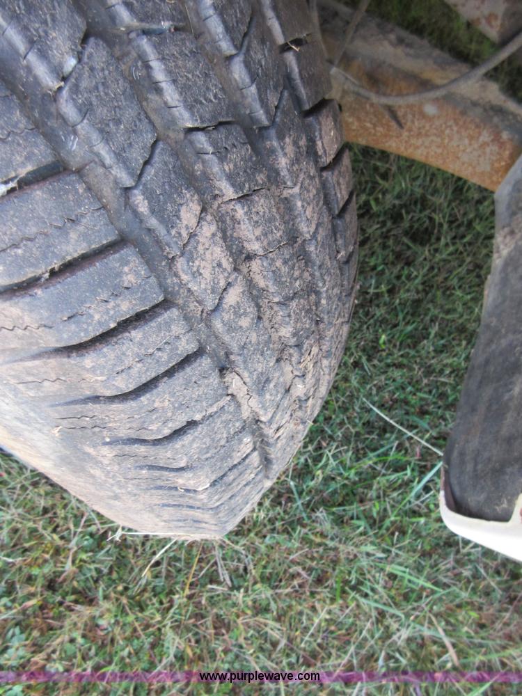 image for item I1944 2001 Ford F350 Super Duty flatbed pickup truck