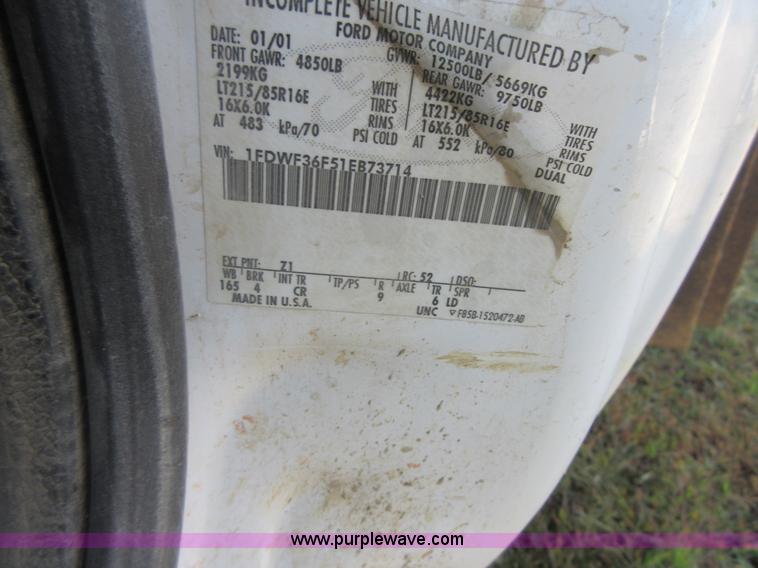 image for item I1944 2001 Ford F350 Super Duty flatbed pickup truck