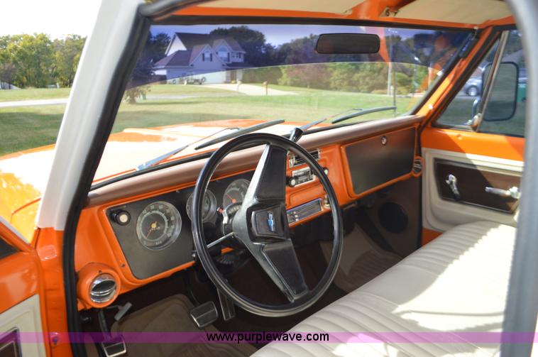 image for item I6402 1972 GMC C10 pickup truck