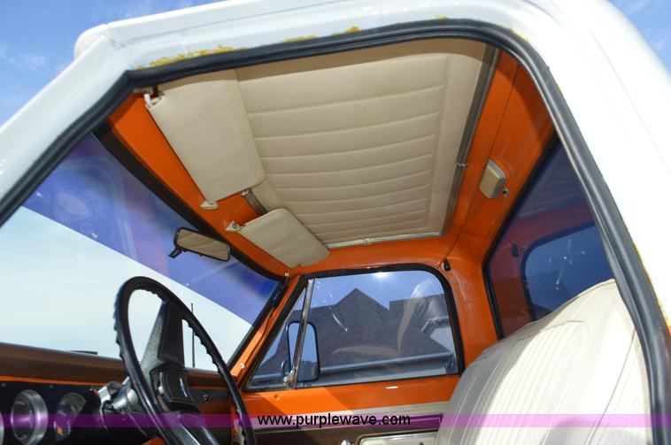 image for item I6402 1972 GMC C10 pickup truck