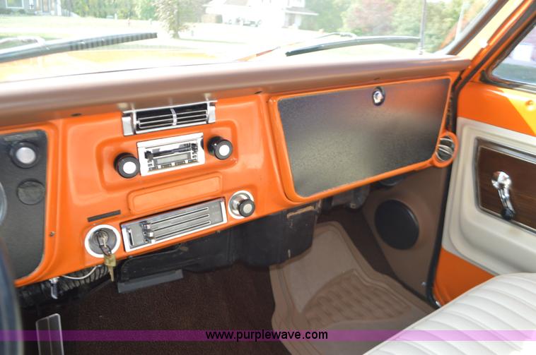 image for item I6402 1972 GMC C10 pickup truck