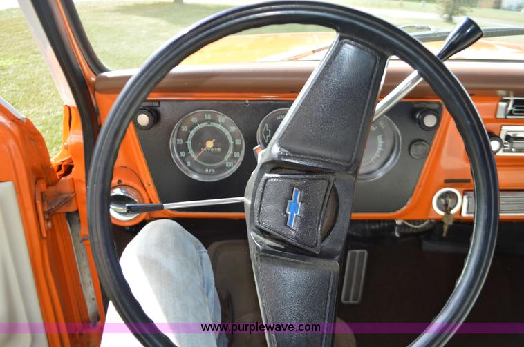 image for item I6402 1972 GMC C10 pickup truck