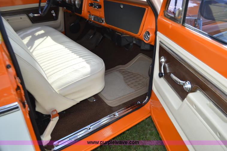 image for item I6402 1972 GMC C10 pickup truck