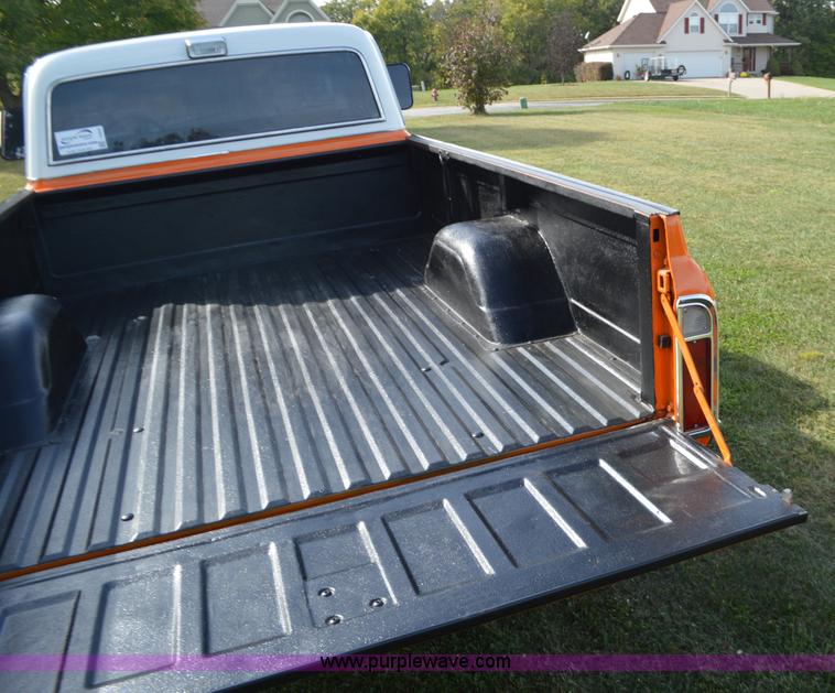 image for item I6402 1972 GMC C10 pickup truck