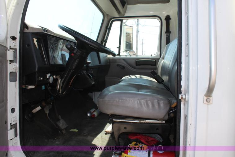 image for item J3659 2000 International 4700 box truck