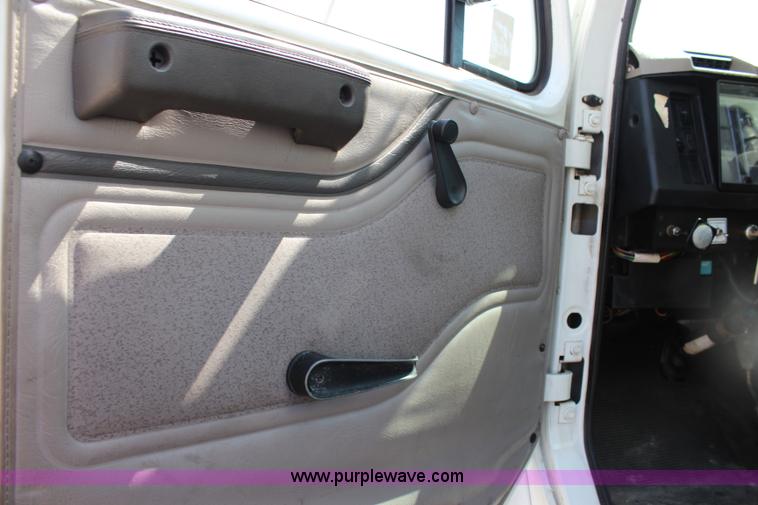 image for item J3659 2000 International 4700 box truck