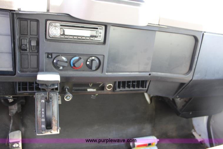 image for item J3659 2000 International 4700 box truck