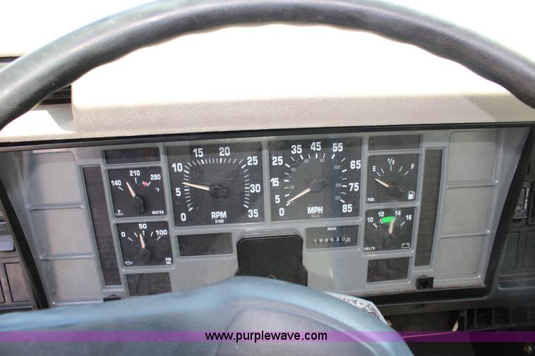 image for item J3659 2000 International 4700 box truck