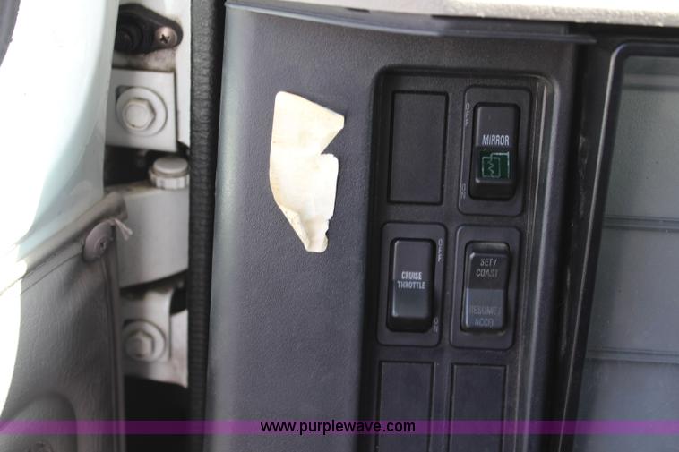 image for item J3659 2000 International 4700 box truck