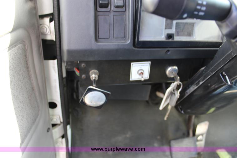 image for item J3659 2000 International 4700 box truck