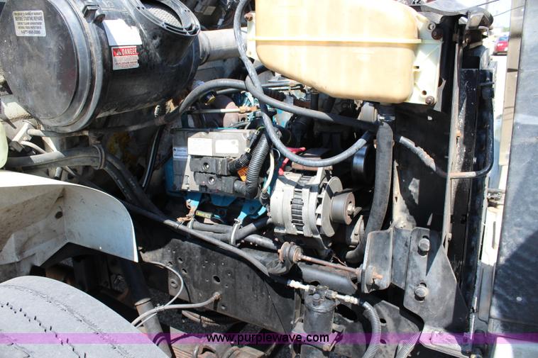 image for item J3659 2000 International 4700 box truck