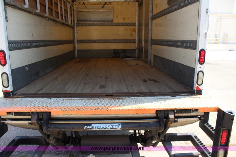 image for item J3659 2000 International 4700 box truck