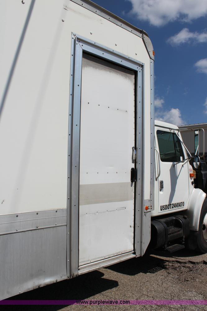 image for item J3659 2000 International 4700 box truck