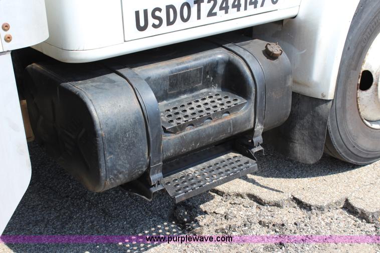 image for item J3659 2000 International 4700 box truck