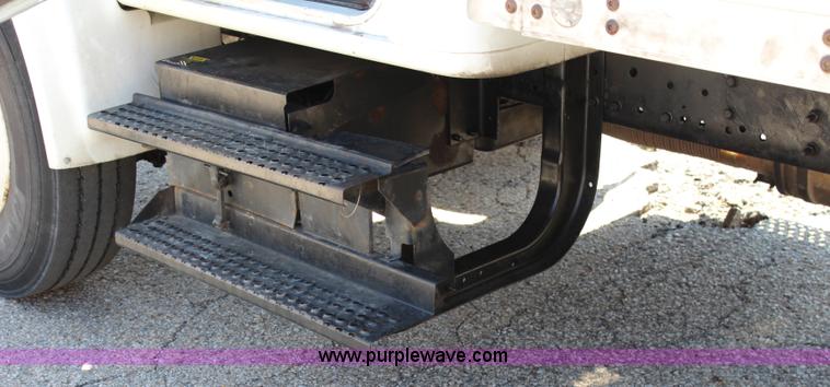 image for item J3659 2000 International 4700 box truck