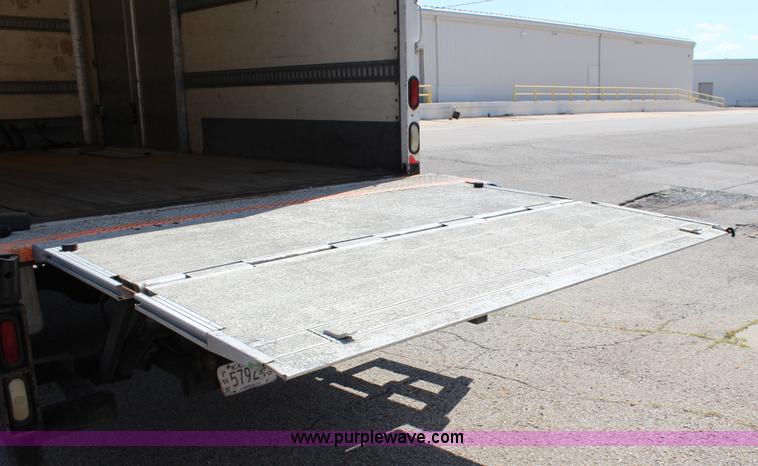 image for item J3659 2000 International 4700 box truck