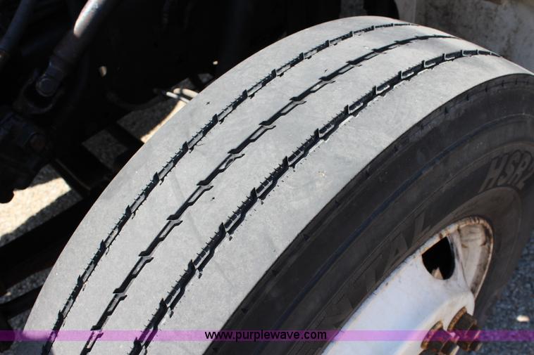 image for item J3659 2000 International 4700 box truck