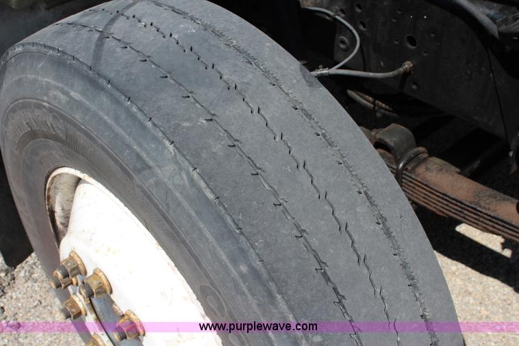 image for item J3659 2000 International 4700 box truck