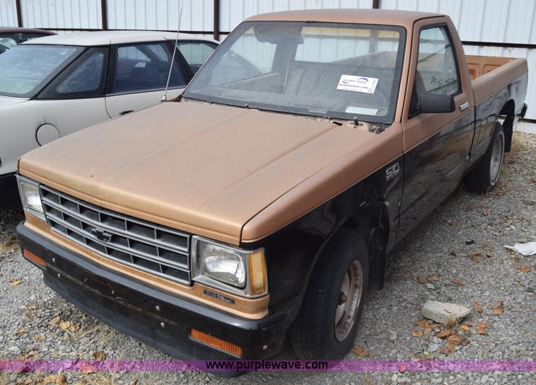 image for item J7203 1987 Chevrolet S10 pickup truck