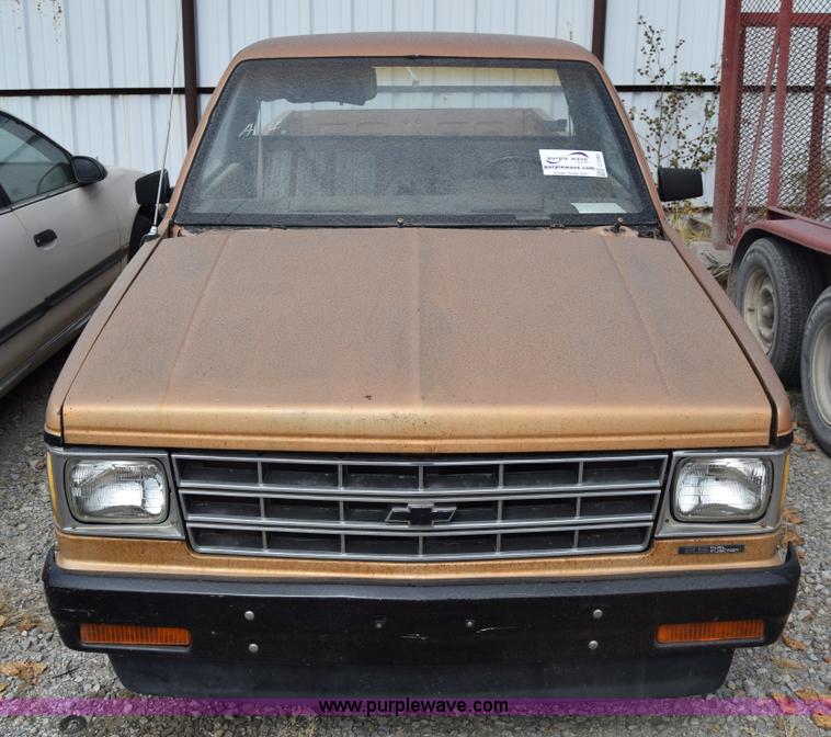 image for item J7203 1987 Chevrolet S10 pickup truck