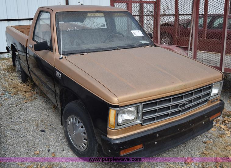 image for item J7203 1987 Chevrolet S10 pickup truck