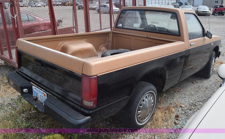 image for item J7203 1987 Chevrolet S10 pickup truck
