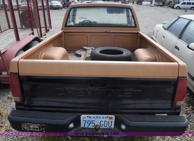 image for item J7203 1987 Chevrolet S10 pickup truck