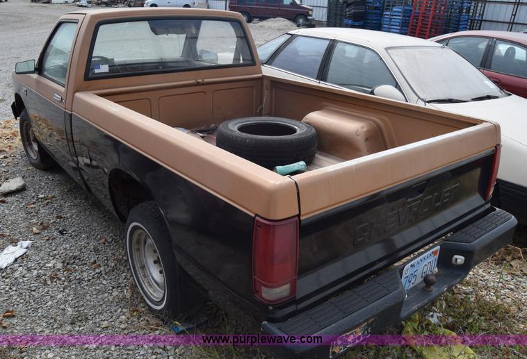 image for item J7203 1987 Chevrolet S10 pickup truck